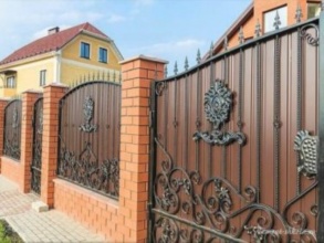 Кирпичный забор с ковкой  150 метров фото в Красногорске