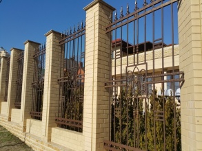 Кирпичный забор с ковкой  10 метров фото в Красногорске